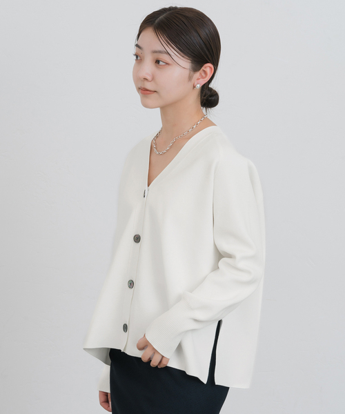 IENA(イエナ)の「ファインコットンスムース Vネックカーディガン(カーディガン/ボレロ・レディース・ネイビー/チャコールグレー/ホワイト・FREE)」の16枚目の写真