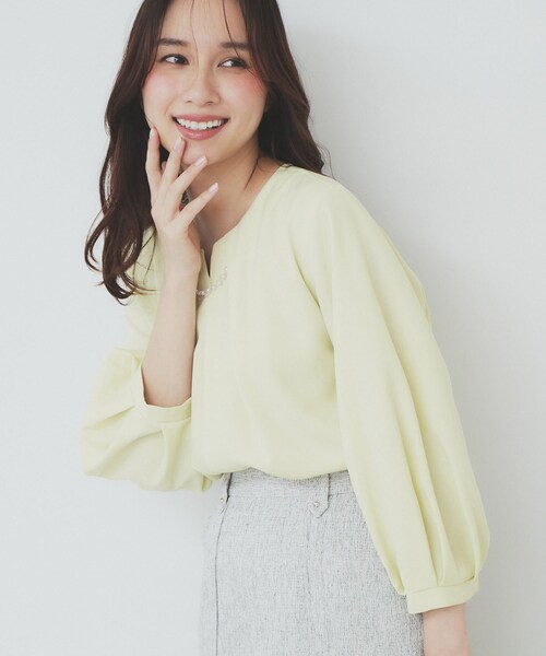 index（インデックス）の「2WAYキーネックタックブラウス【洗濯機洗い可/防シワ】（シャツ/ブラウス・レディース・ライトイエロー系/ホワイト系4/サンドベージュ/ネイビー・36/38/40/42）」の4枚目の写真