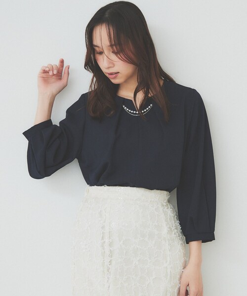 index（インデックス）の「2WAYキーネックタックブラウス【洗濯機洗い可/防シワ】（シャツ/ブラウス・レディース・ライトイエロー系/ホワイト系4/サンドベージュ/ネイビー・36/38/40/42）」の3枚目の写真