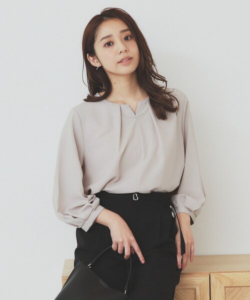 index（インデックス）の「2WAYキーネックタックブラウス【洗濯機洗い可/防シワ】（シャツ/ブラウス・レディース・ライトイエロー系/ホワイト系4/サンドベージュ/ネイビー・36/38/40/42）」の2枚目の写真