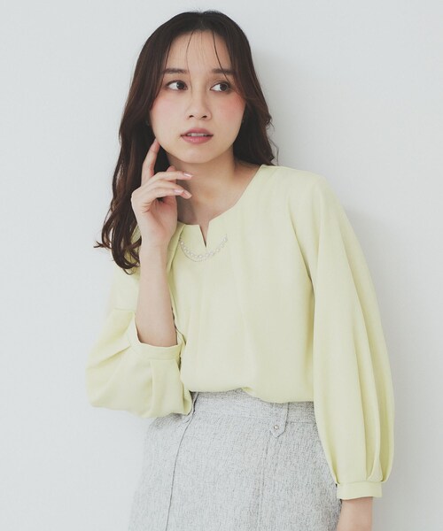 index（インデックス）の「2WAYキーネックタックブラウス【洗濯機洗い可/防シワ】（シャツ/ブラウス・レディース・ライトイエロー系/ホワイト系4/サンドベージュ/ネイビー・36/38/40/42）」の5枚目の写真