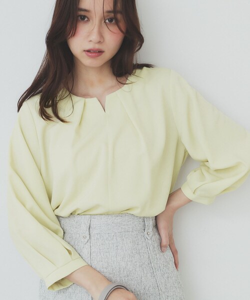 index（インデックス）の「2WAYキーネックタックブラウス【洗濯機洗い可/防シワ】（シャツ/ブラウス・レディース・ライトイエロー系/ホワイト系4/サンドベージュ/ネイビー・36/38/40/42）」の9枚目の写真