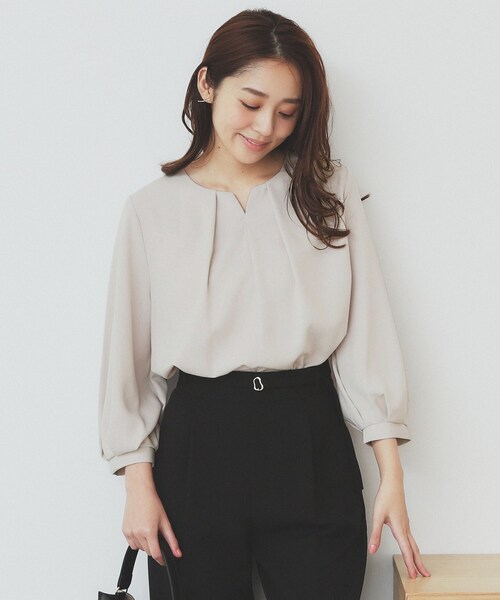 index（インデックス）の「2WAYキーネックタックブラウス【洗濯機洗い可/防シワ】（シャツ/ブラウス・レディース・ライトイエロー系/ホワイト系4/サンドベージュ/ネイビー・36/38/40/42）」の15枚目の写真
