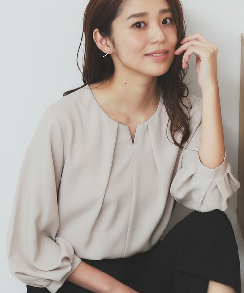 index（インデックス）の「2WAYキーネックタックブラウス【洗濯機洗い可/防シワ】（シャツ/ブラウス・レディース・ライトイエロー系/ホワイト系4/サンドベージュ/ネイビー・36/38/40/42）」の16枚目の写真