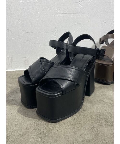 EMODA（エモダ）の「クロスバルキーフォームサンダル（サンダル・レディース・ブラック/ブラウン・SMALL/MEDIUM/LARGE）」の3枚目の写真
