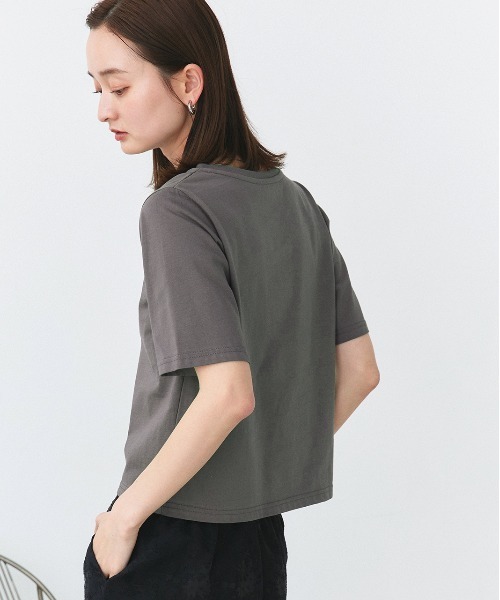 ad thie(アドティエ)の「ベーシック コンパクトTシャツ(Tシャツ/カットソー・レディース・チャコール/ネイビー/オフホワイト/ナチュラル/ブラック・FREE)」の4枚目の写真