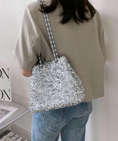 maison de LATIR(メゾンドラティール)の「光と影で魅せる、洗練のモード。スパンコールチェーン巾着バッグ。!2WAYスパンコールショルダーバケットバッグ(ショルダーバッグ・レディース・ブラック/シルバー・ONESIZE)」の4枚目の写真