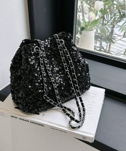 maison de LATIR(メゾンドラティール)の「光と影で魅せる、洗練のモード。スパンコールチェーン巾着バッグ。!2WAYスパンコールショルダーバケットバッグ(ショルダーバッグ・レディース・ブラック/シルバー・ONESIZE)」の11枚目の写真