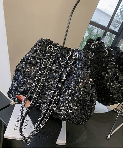 maison de LATIR(メゾンドラティール)の「光と影で魅せる、洗練のモード。スパンコールチェーン巾着バッグ。!2WAYスパンコールショルダーバケットバッグ(ショルダーバッグ・レディース・ブラック/シルバー・ONESIZE)」の19枚目の写真