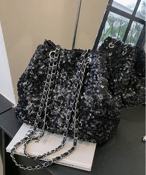 maison de LATIR(メゾンドラティール)の「光と影で魅せる、洗練のモード。スパンコールチェーン巾着バッグ。!2WAYスパンコールショルダーバケットバッグ(ショルダーバッグ・レディース・ブラック/シルバー・ONESIZE)」の18枚目の写真