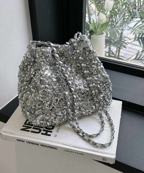 maison de LATIR(メゾンドラティール)の「光と影で魅せる、洗練のモード。スパンコールチェーン巾着バッグ。!2WAYスパンコールショルダーバケットバッグ(ショルダーバッグ・レディース・ブラック/シルバー・ONESIZE)」の21枚目の写真