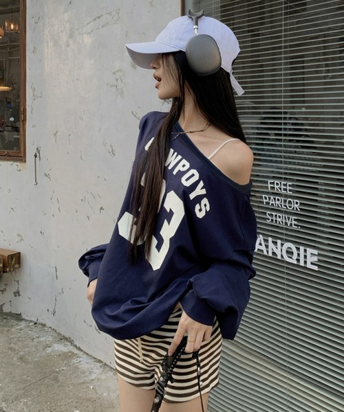 VIBGYOR(ヴィブジョー)の「【EIZZ/アイズ】オフショル ロゴプリント ビッグ Tシャツ(Tシャツ/カットソー・レディース・ネイビー/グレー・FREE)」の1枚目の写真