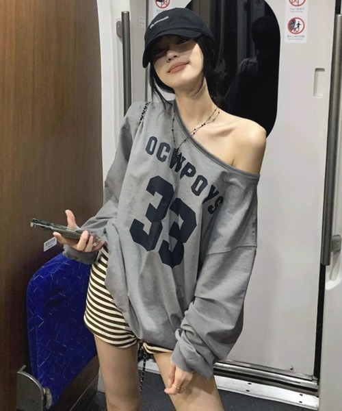 VIBGYOR(ヴィブジョー)の「【EIZZ/アイズ】オフショル ロゴプリント ビッグ Tシャツ(Tシャツ/カットソー・レディース・ネイビー/グレー・FREE)」の2枚目の写真