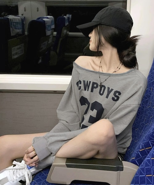 VIBGYOR(ヴィブジョー)の「【EIZZ/アイズ】オフショル ロゴプリント ビッグ Tシャツ(Tシャツ/カットソー・レディース・ネイビー/グレー・FREE)」の4枚目の写真