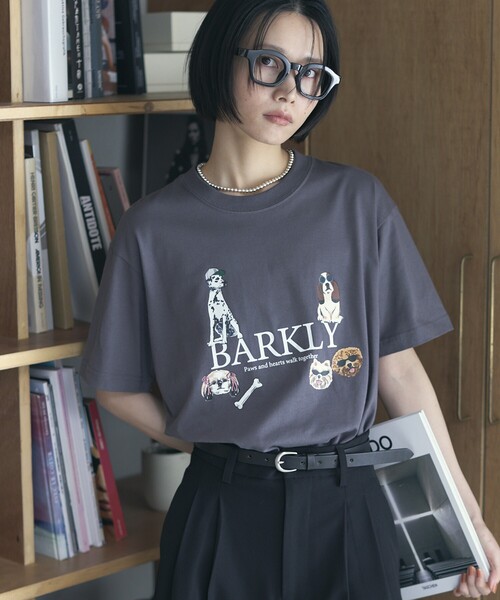 Firsthand（ファーストハンド）の「Firsthand/ファーストハンド オーガニックコットン アニマルプリントT BARKLY（Tシャツ/カットソー・レディース・ホワイト/ネイビー/チャコールグレー・FREE）」の2枚目の写真