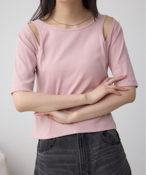 AZUL by moussy(アズールバイマウジー)の「デザインネックショートTシャツ(Tシャツ/カットソー・レディース・オフホワイト/ブルー/ブラック/ライトピンク・FREE)」の1枚目の写真