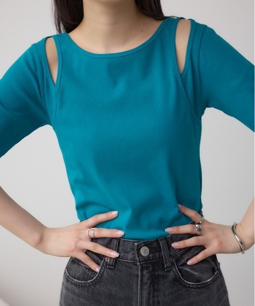 AZUL by moussy(アズールバイマウジー)の「デザインネックショートTシャツ(Tシャツ/カットソー・レディース・オフホワイト/ブルー/ブラック/ライトピンク・FREE)」の4枚目の写真