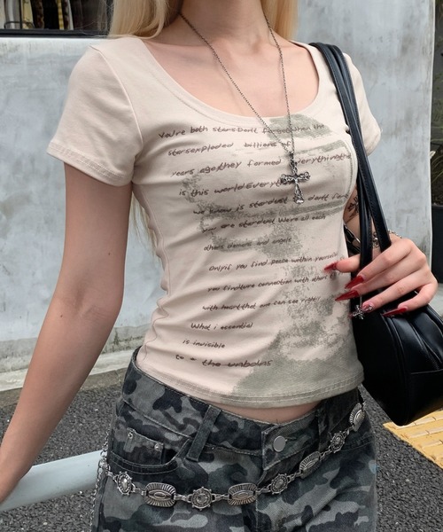 lilful(リルフル)の「グランジ レタリングロゴプリント タイトピチT(Tシャツ/カットソー・レディース・ブラウン/ベージュ・S/M/L)」の1枚目の写真
