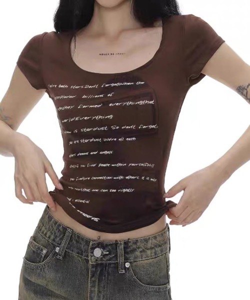 lilful(リルフル)の「グランジ レタリングロゴプリント タイトピチT(Tシャツ/カットソー・レディース・ブラウン/ベージュ・S/M/L)」の6枚目の写真