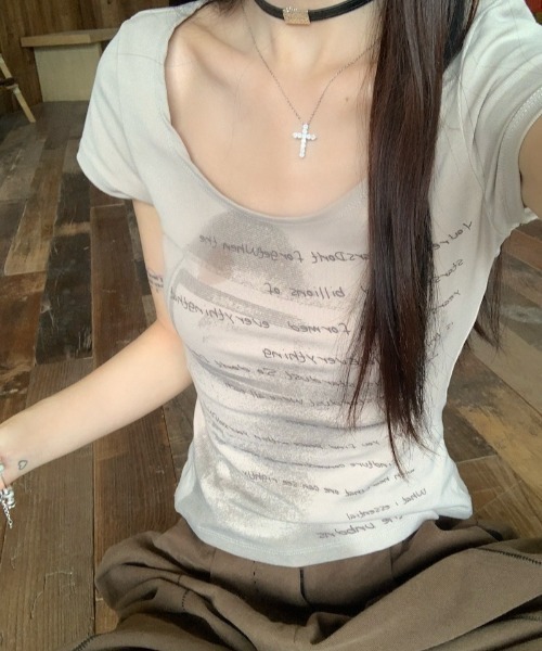 lilful(リルフル)の「グランジ レタリングロゴプリント タイトピチT(Tシャツ/カットソー・レディース・ブラウン/ベージュ・S/M/L)」の12枚目の写真