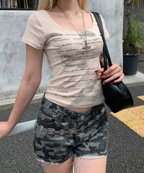 lilful(リルフル)の「グランジ レタリングロゴプリント タイトピチT(Tシャツ/カットソー・レディース・ブラウン/ベージュ・S/M/L)」の3枚目の写真