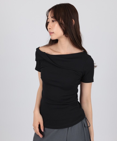 SUWDEE(スーディー)の「one shoulder twist t-shirt(Tシャツ/カットソー・レディース・ブラック/ホワイト・FREE)」の1枚目の写真