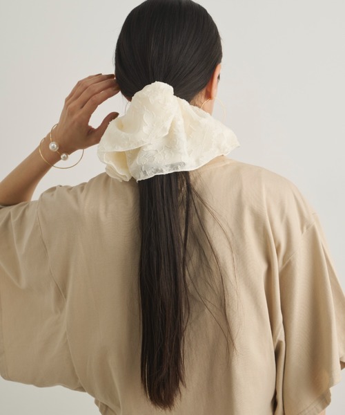 Libra Cue（リブラ キュー）の「シアービッグシュシュ（シュシュ・レディース・ブラック/アイボリー・FREE）」の8枚目の写真