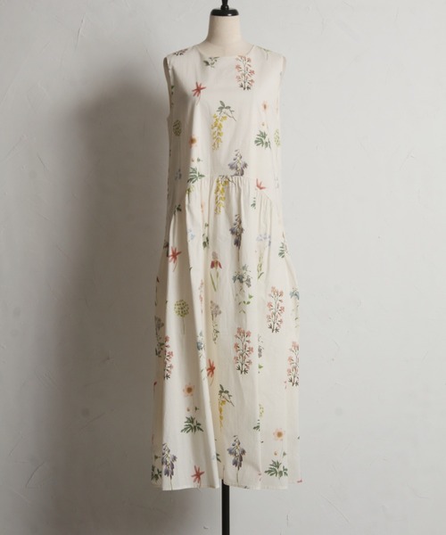 tocco closet(トッコ クローゼット)の「【ZOZO限定】スリーブレスフラワープリントワンピース(ワンピース・レディース・オフホワイト/ブラック・M)」の3枚目の写真