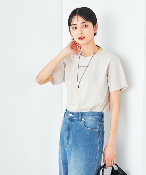 a.v.v(アーヴェヴェ)の「【コットン100%】コンパクト刺繍ロゴTシャツ(Tシャツ/カットソー・レディース・ホワイト/グレー系その他/ブラック・34/36/38/40/42)」の3枚目の写真