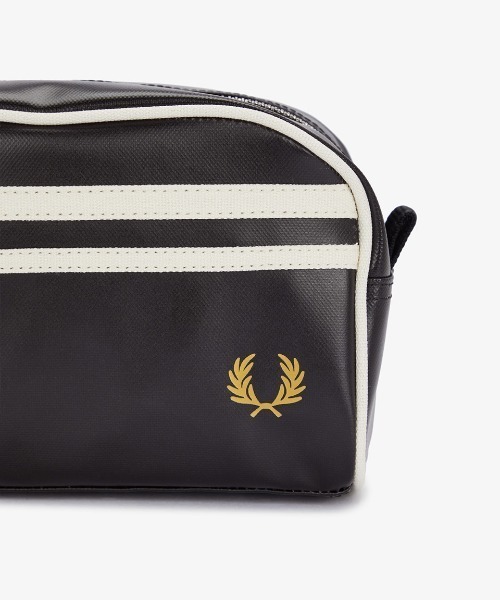 FRED PERRY(フレッドペリー)の「Coated Polyester Wash Bag/コーティングポリエステルウォッシュバッグ(ボディバッグ/ウエストポーチ・メンズ・ブラック・ONE SIZE)」の5枚目の写真