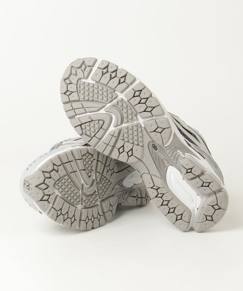 NEW BALANCE(ニューバランス)の「1906R(スニーカー・メンズ・ブラウン系その他/グレー・24.0cm/25.5cm/24.5cm/27.0cm/29.0cm/27.5cm/22.5cm/28.0cm/28.5cm/30.0cm/23.5cm/26.5cm/23.0cm/25.0cm/26.0cm/22.0cm)」の5枚目の写真