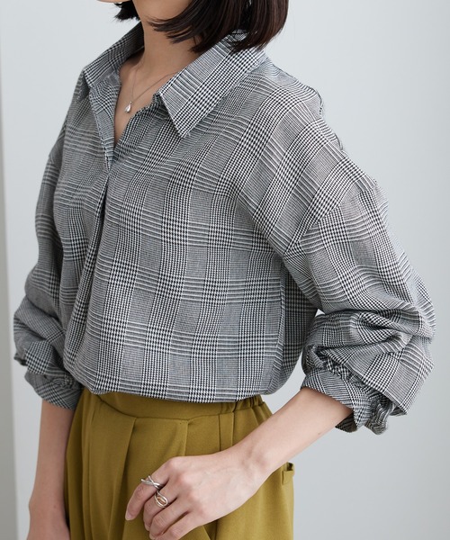 BELLUNA PLUS(ベルーナ)の「袖タックデザインスキッパーシャツ(シャツ/ブラウス・レディース・ブルー系その他/ホワイト×ブラック/イエロー/ブラック系その他/ブラック系その他2/レッド系その他/ホワイト系その他/ブラック系その他3・LARGE/MEDIUM/X-LARGE)」の4枚目の写真