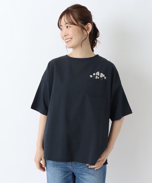one'sterrace(ワンズテラス)の「コットン天竺 花刺繍入り5分袖プルオーバー(Tシャツ/カットソー・レディース・レッド系9/アイボリー系8/ネイビー系5・02)」の2枚目の写真