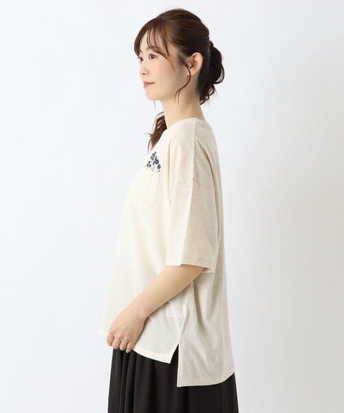 one'sterrace(ワンズテラス)の「コットン天竺 花刺繍入り5分袖プルオーバー(Tシャツ/カットソー・レディース・レッド系9/アイボリー系8/ネイビー系5・02)」の18枚目の写真