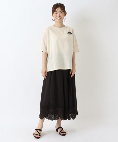 one'sterrace(ワンズテラス)の「コットン天竺 花刺繍入り5分袖プルオーバー(Tシャツ/カットソー・レディース・レッド系9/アイボリー系8/ネイビー系5・02)」の4枚目の写真
