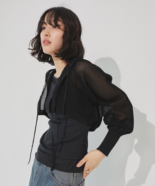 UNITED TOKYO（ユナイテッドトウキョウ）の「【完売間近！】フードショートニットボレロ｜シアートップス/冷房対策/秋服（カーディガン/ボレロ・レディース・ホワイト/ブラック・FREE）」の7枚目の写真