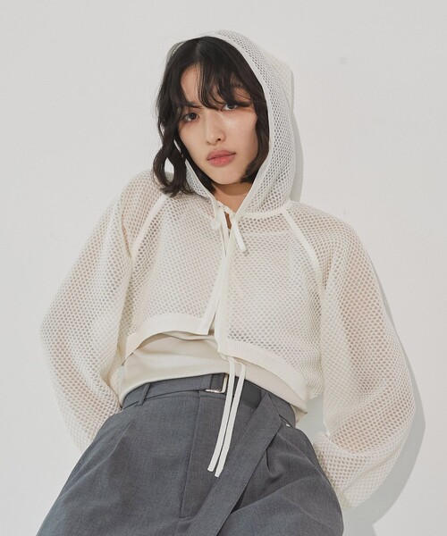 UNITED TOKYO（ユナイテッドトウキョウ）の「【完売間近！】フードショートニットボレロ｜シアートップス/冷房対策/秋服（カーディガン/ボレロ・レディース・ホワイト/ブラック・FREE）」の21枚目の写真
