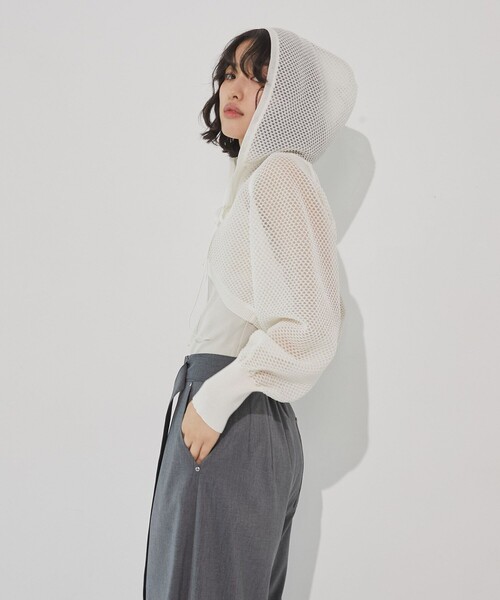 UNITED TOKYO（ユナイテッドトウキョウ）の「【完売間近！】フードショートニットボレロ｜シアートップス/冷房対策/秋服（カーディガン/ボレロ・レディース・ホワイト/ブラック・FREE）」の19枚目の写真