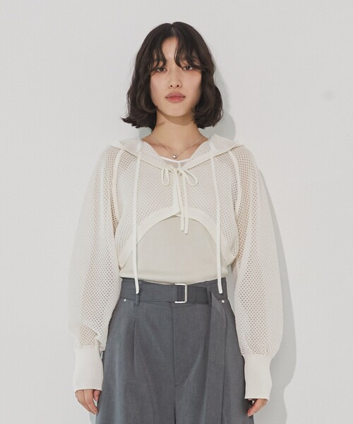 UNITED TOKYO（ユナイテッドトウキョウ）の「【完売間近！】フードショートニットボレロ｜シアートップス/冷房対策/秋服（カーディガン/ボレロ・レディース・ホワイト/ブラック・FREE）」の16枚目の写真