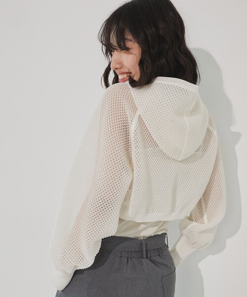 UNITED TOKYO（ユナイテッドトウキョウ）の「【完売間近！】フードショートニットボレロ｜シアートップス/冷房対策/秋服（カーディガン/ボレロ・レディース・ホワイト/ブラック・FREE）」の13枚目の写真