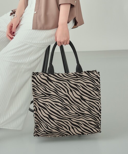 INDIVI(インディヴィ)の「【選べる柄バリエ】スクエアトートバッグ(トートバッグ・レディース・ライトグレー/ライトグレー系3/ブラック系3/ダークブラウン系3・00)」の2枚目の写真