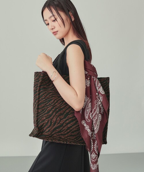 INDIVI(インディヴィ)の「【選べる柄バリエ】スクエアトートバッグ(トートバッグ・レディース・ライトグレー/ライトグレー系3/ブラック系3/ダークブラウン系3・00)」の4枚目の写真