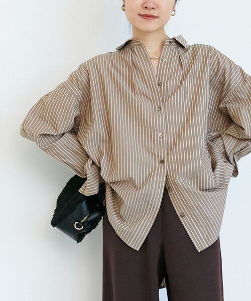 le.coeur blanc(ルクールブラン)の「《WEB限定アイテム》バックギャザーストライプオーバーシャツ(シャツ/ブラウス・レディース・ブラウン系その他2/ホワイト系その他2/ブルー系その他2/ブルー系その他3・38)」の2枚目の写真