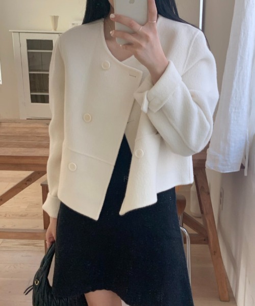 emi+（エミプラス）の「ダブルボタンニットメルトンショートコート（ノーカラーコート・レディース・グレー/アイボリー・FREE）」の2枚目の写真