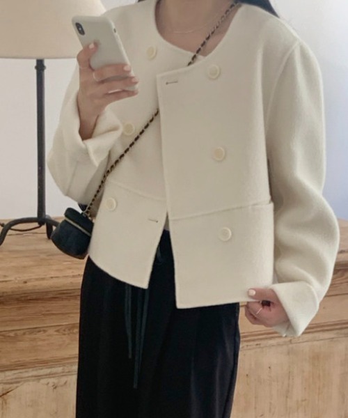 emi+（エミプラス）の「ダブルボタンニットメルトンショートコート（ノーカラーコート・レディース・グレー/アイボリー・FREE）」の4枚目の写真