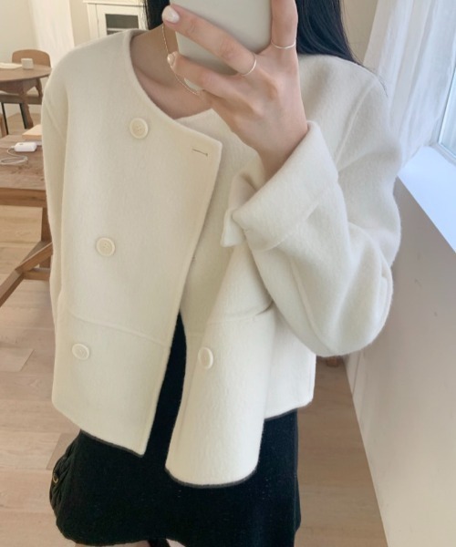 emi+（エミプラス）の「ダブルボタンニットメルトンショートコート（ノーカラーコート・レディース・グレー/アイボリー・FREE）」の6枚目の写真