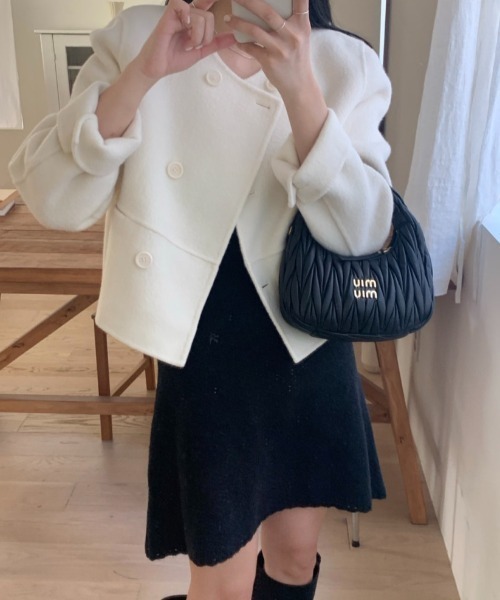 emi+（エミプラス）の「ダブルボタンニットメルトンショートコート（ノーカラーコート・レディース・グレー/アイボリー・FREE）」の7枚目の写真