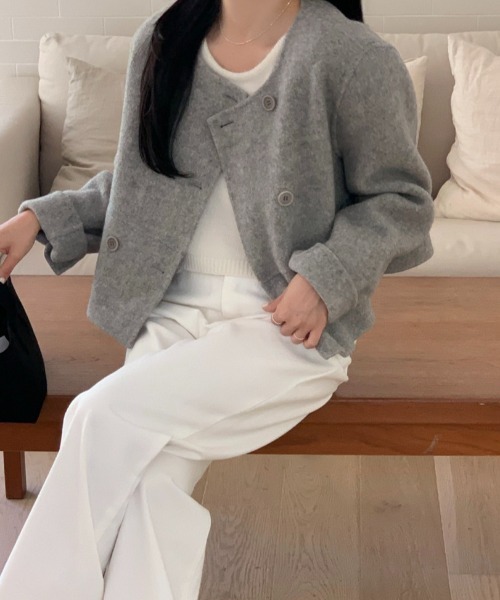 emi+（エミプラス）の「ダブルボタンニットメルトンショートコート（ノーカラーコート・レディース・グレー/アイボリー・FREE）」の10枚目の写真