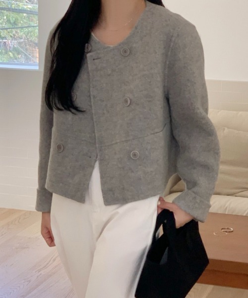 emi+（エミプラス）の「ダブルボタンニットメルトンショートコート（ノーカラーコート・レディース・グレー/アイボリー・FREE）」の11枚目の写真