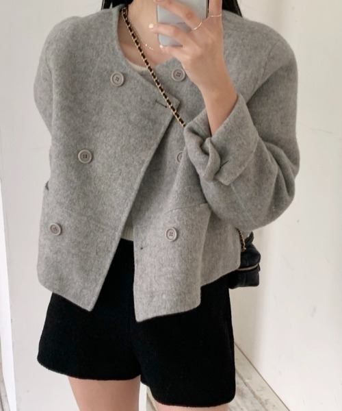 emi+（エミプラス）の「ダブルボタンニットメルトンショートコート（ノーカラーコート・レディース・グレー/アイボリー・FREE）」の12枚目の写真